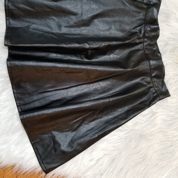 SHEIN Black Faux Leather Flared Mini Skirt Size M, side zipper closure - Picture 5 of 12